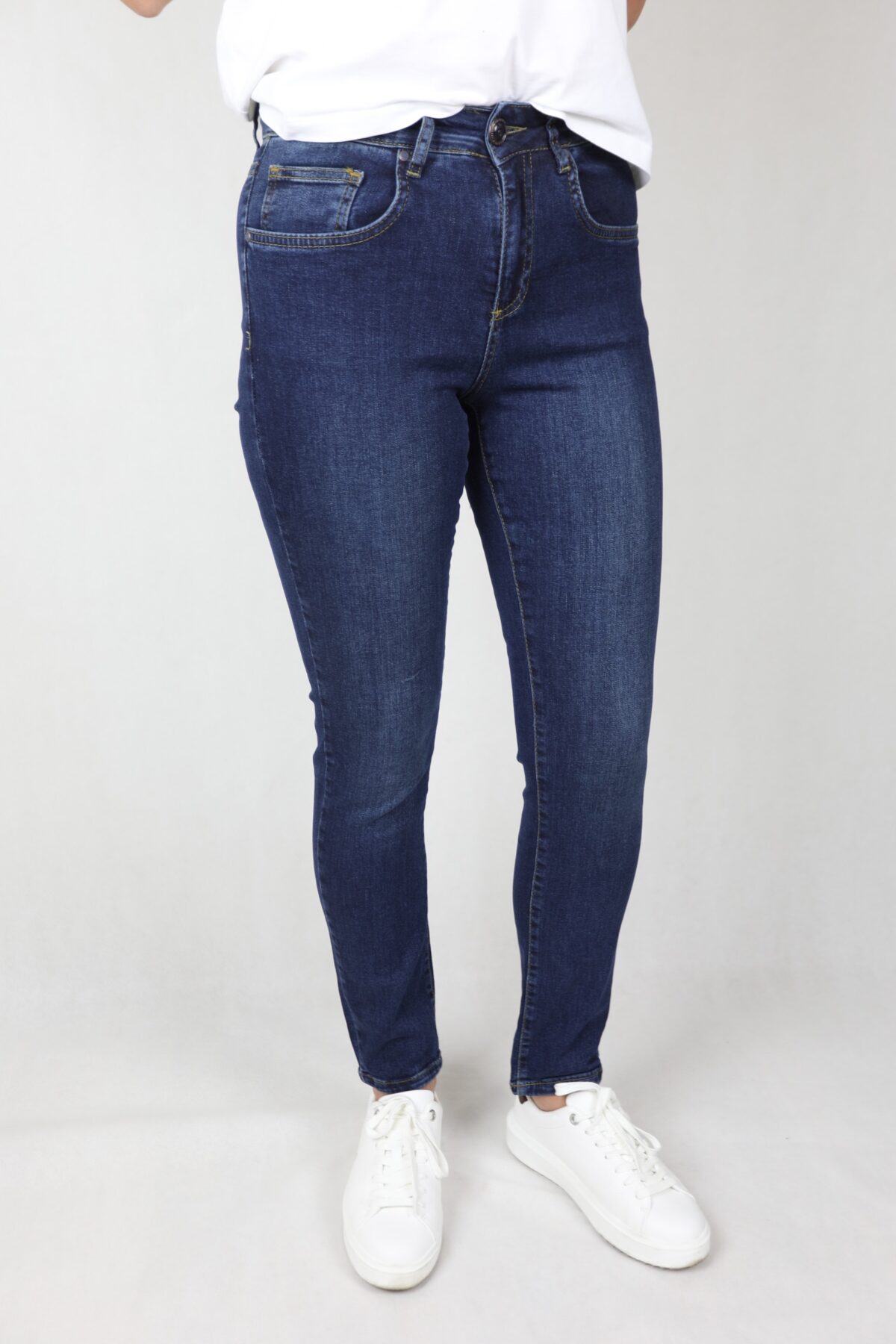 Damskie jeansy stretch, ciemnoniebieskie, z lekkimi przetarciami, nogawka prosta.