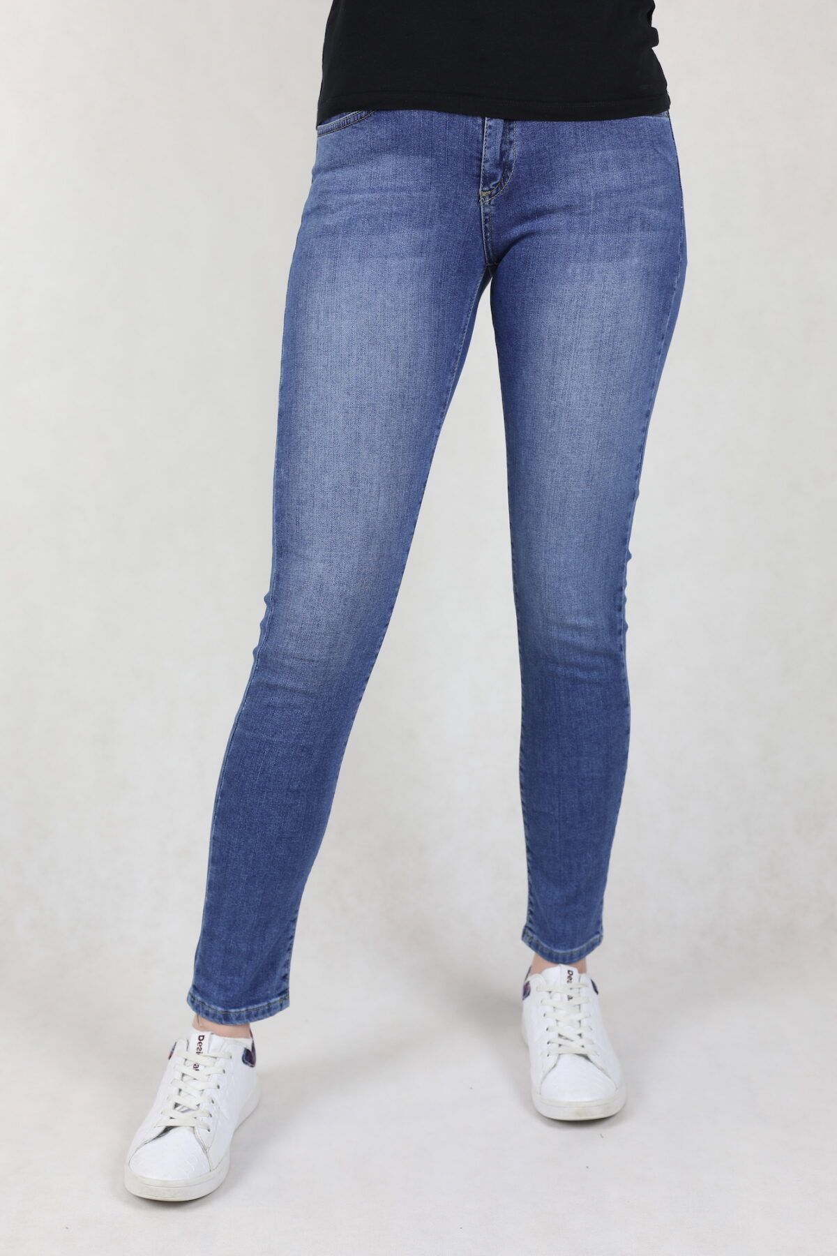 Damskie jeansy comfort stretch, niebieskie, z przetarciami, stan wysoki, nogawka prosta.