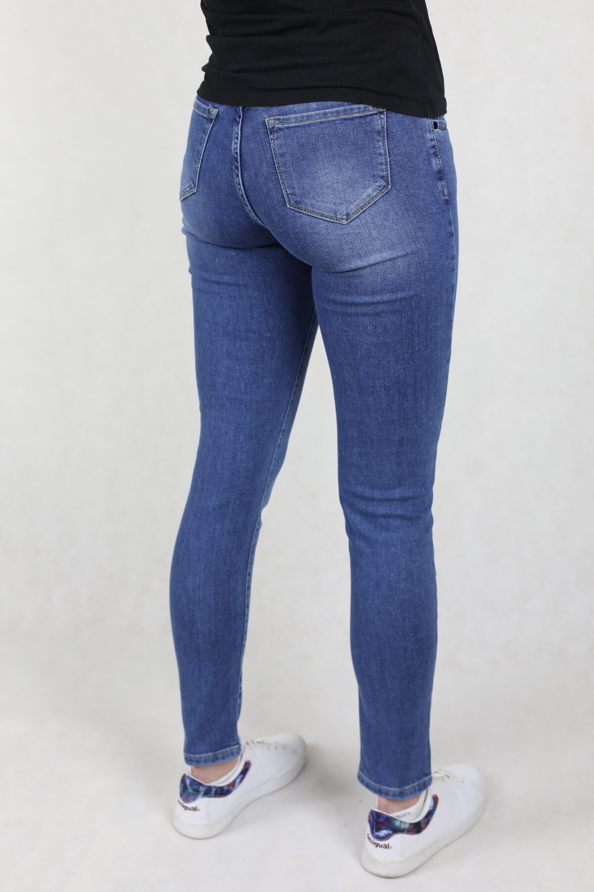 Damskie jeansy comfort stretch, niebieskie, z przetarciami, stan wysoki, nogawka prosta.