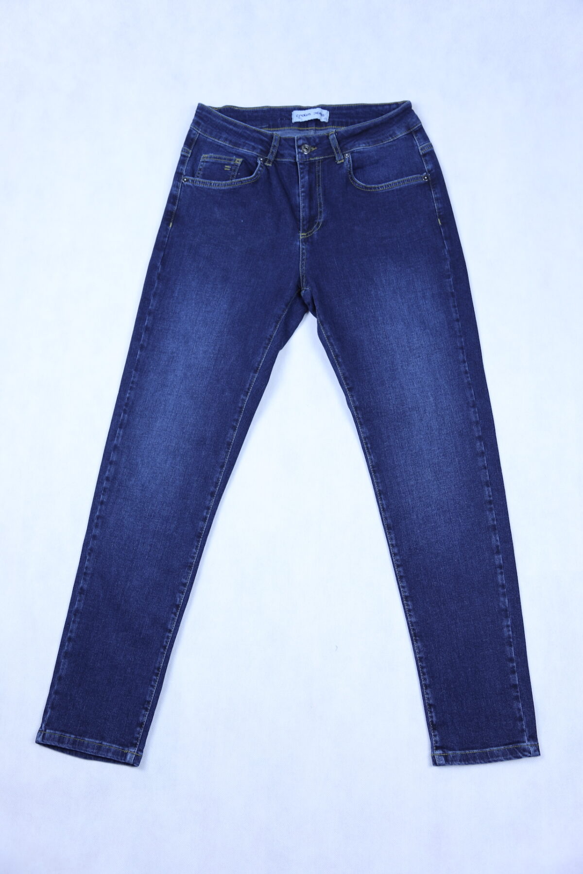 Damskie spodnie jeansowe comfort strecz, ciemnoniebieskie z przetarciami, lekko zwężana nogawka