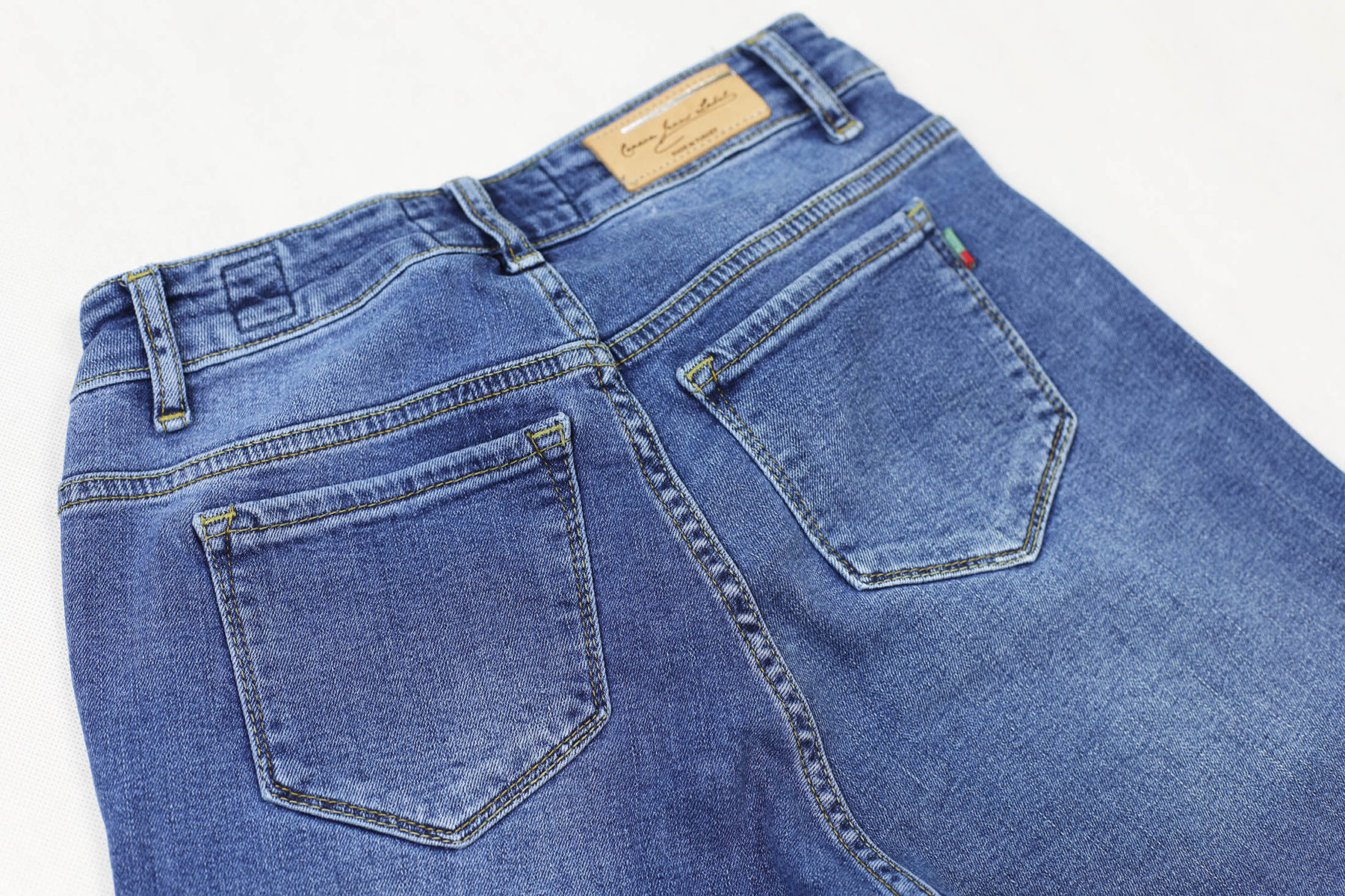 Damskie jeansy niebieskie comfort stretch, z przetarciami, stan wysoki, nogawka prosta.