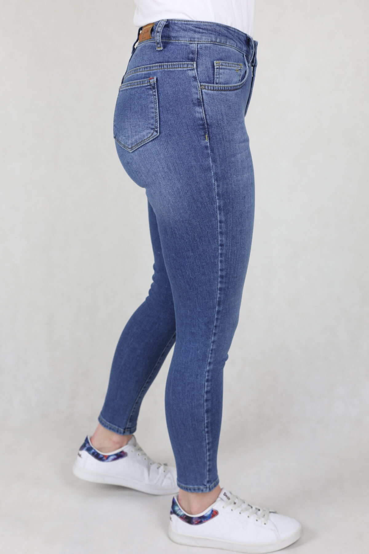 Damskie jeansy comfort strecz, niebieskie, mocne przetarcia, nogawka zwężana – slim