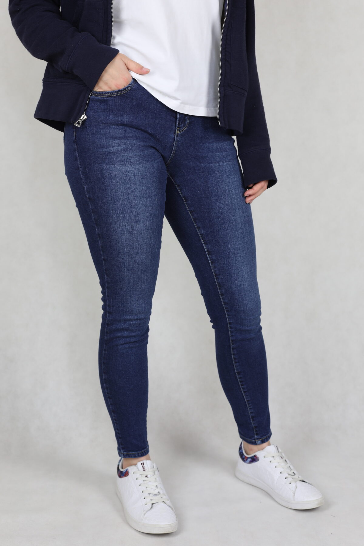 Spodnie jeansowe damskie, ciemnoniebieskie, przetarte, nogawka zwezana