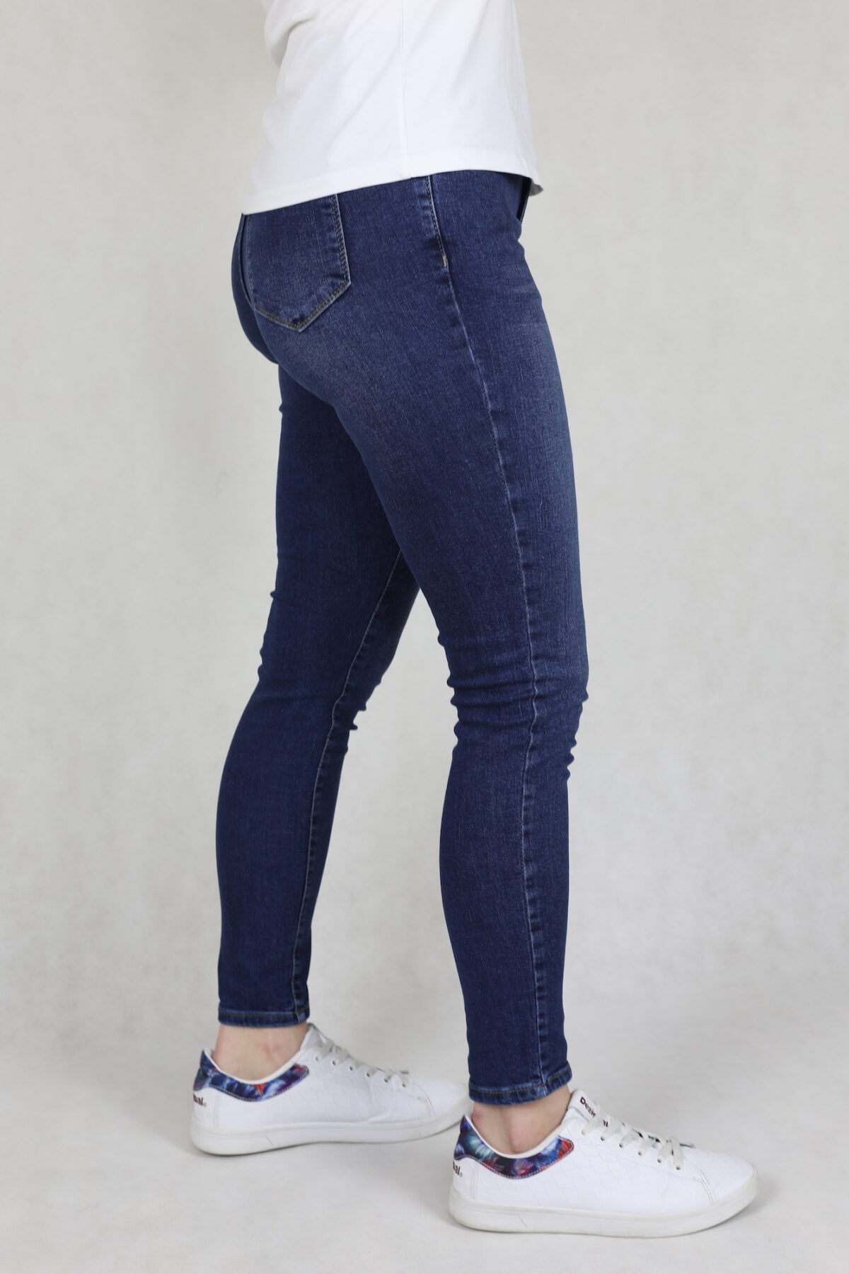Spodnie jeansowe damskie, ciemnoniebieskie, przetarte, nogawka zwezana