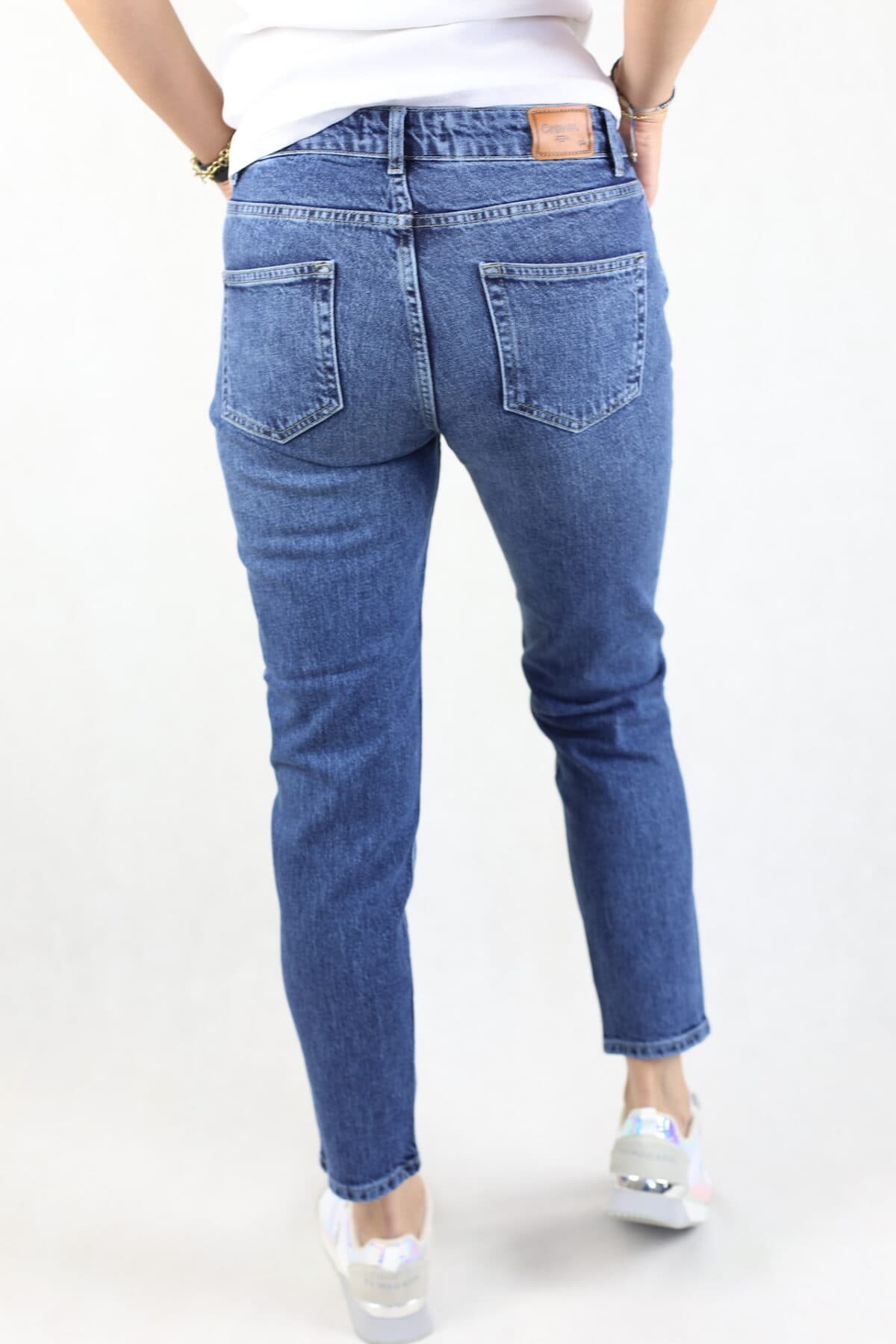 Niebieski jeansy z wysokim stanem w kolorze niebieskim, efekt prania, pięć kieszeni, zapinane na suwak.